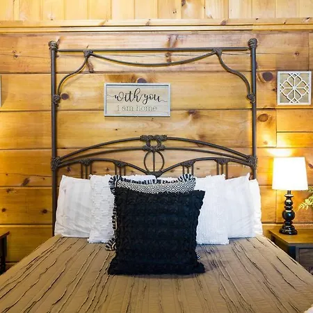 Cozy Studio Log Cabin In The Heart Of Pigeon Forge. Hot Tub. Honeymoon! Sleeps 2 Exterior photo