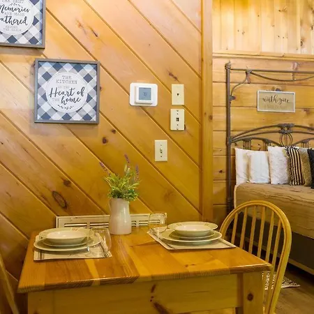 Cozy Studio Log Cabin In The Heart Of Pigeon Forge. Hot Tub. Honeymoon! Sleeps 2 Exterior photo