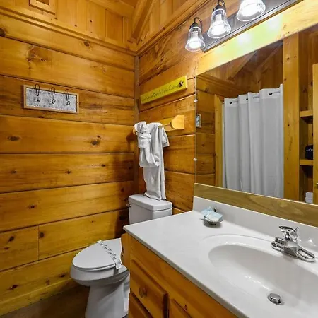 Cozy Studio Log Cabin In The Heart Of Pigeon Forge. Hot Tub. Honeymoon! Sleeps 2 Exterior photo