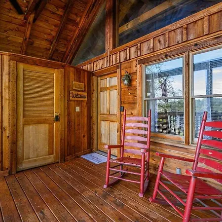 Cozy Studio Log Cabin In The Heart Of Pigeon Forge. Hot Tub. Honeymoon! Sleeps 2 Exterior photo