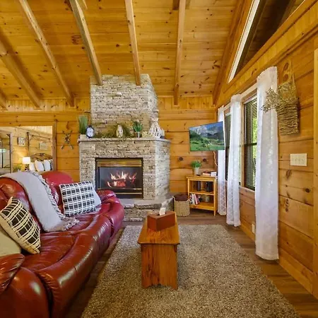 Cozy Studio Log Cabin In The Heart Of Pigeon Forge. Hot Tub. Honeymoon! Sleeps 2 Exterior photo