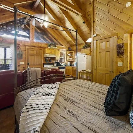 Cozy Studio Log Cabin In The Heart Of Pigeon Forge. Hot Tub. Honeymoon! Sleeps 2 Exterior photo