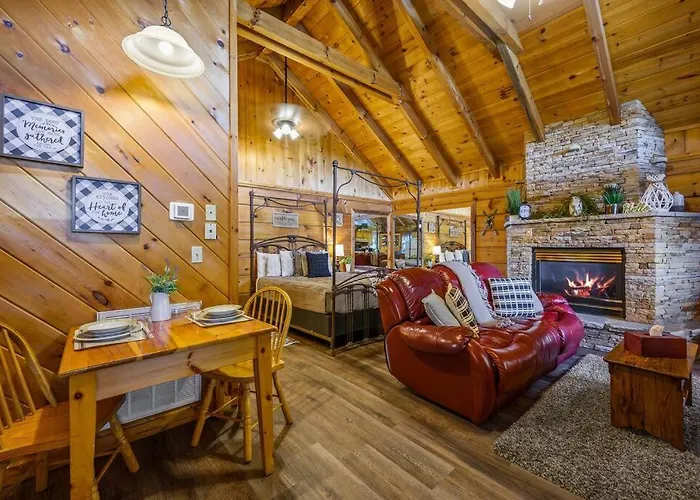 Cozy Studio Log Cabin In The Heart Of Pigeon Forge. Hot Tub. Honeymoon! Sleeps 2