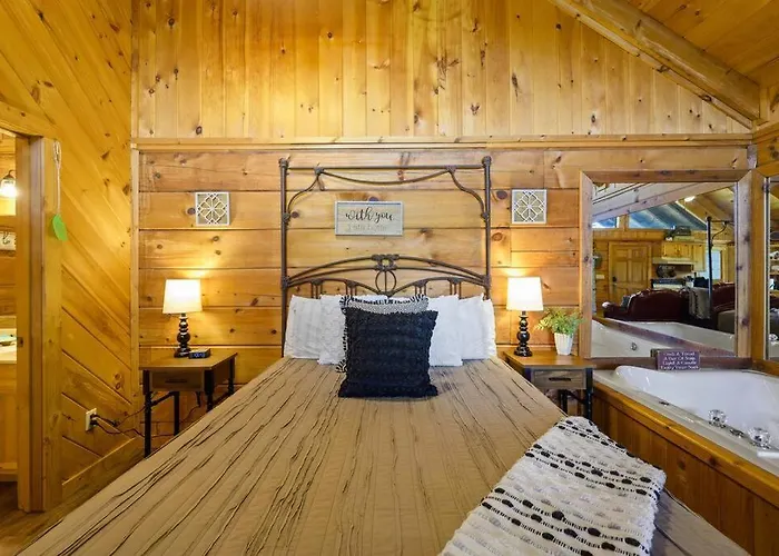 Cozy Studio Log Cabin In The Heart Of Pigeon Forge. Hot Tub. Honeymoon! Sleeps 2