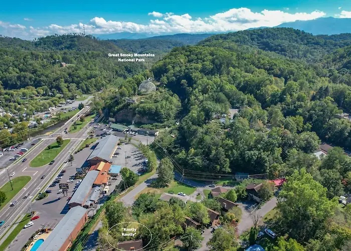 Cozy Studio Log Cabin In The Heart Of Pigeon Forge. Hot Tub. Honeymoon! Sleeps 2
