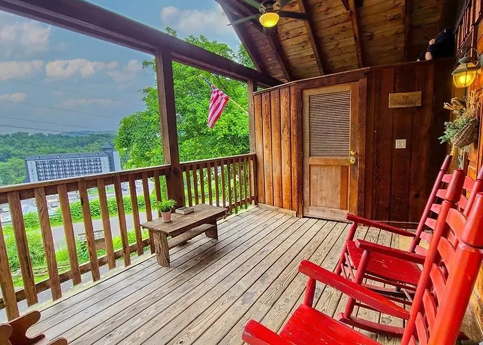 Cozy Studio Log Cabin In The Heart Of Pigeon Forge. Hot Tub. Honeymoon! Sleeps 2