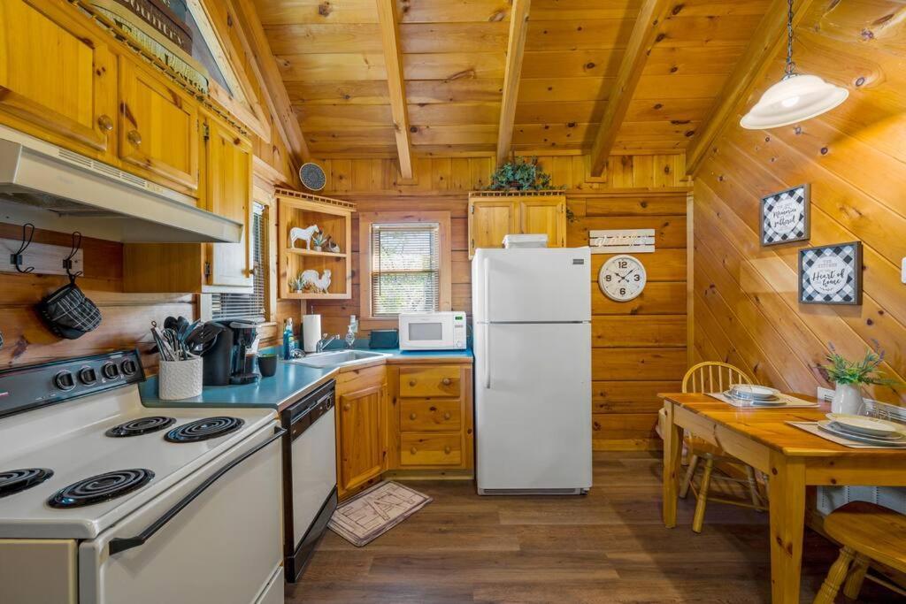 Holiday home Cozy Log In The Heart Of Pigeon Forge. Hot Tub. Honeymoon! Sleeps 2 Pigeon Forge