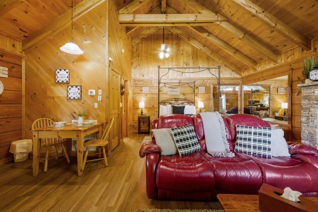 Holiday home Cozy Log In The Heart Of Pigeon Forge. Hot Tub. Honeymoon! Sleeps 2 Pigeon Forge