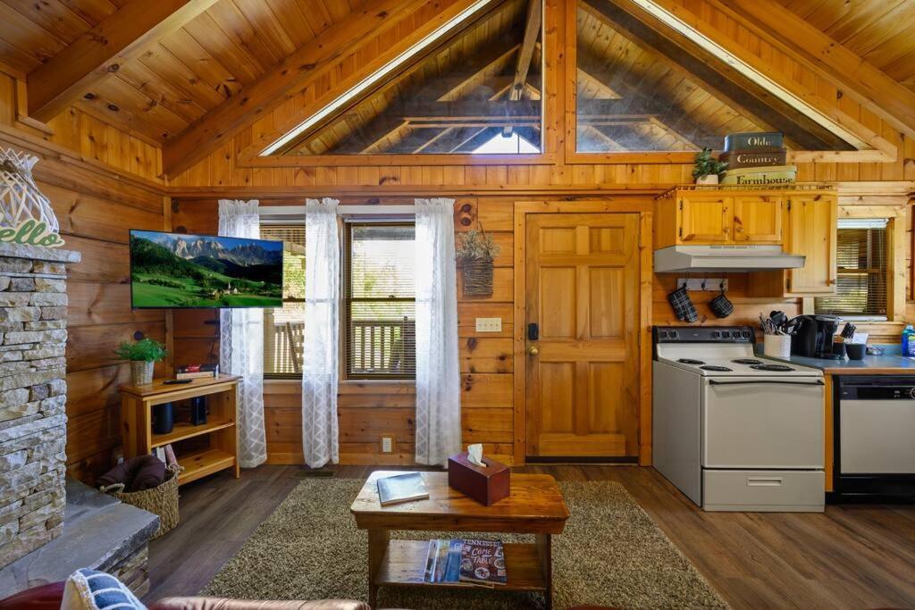Holiday home Cozy Log In The Heart Of Pigeon Forge. Hot Tub. Honeymoon! Sleeps 2 Pigeon Forge