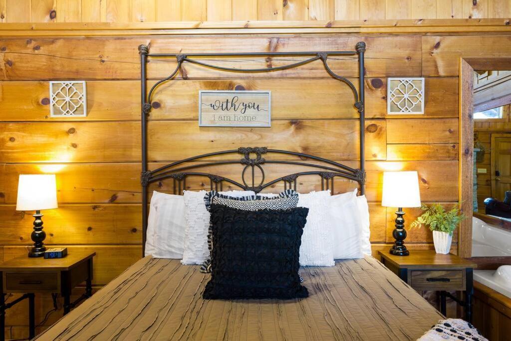 Cozy Log In The Heart Of Pigeon Forge. Hot Tub. Honeymoon! Sleeps 2 Pigeon Forge