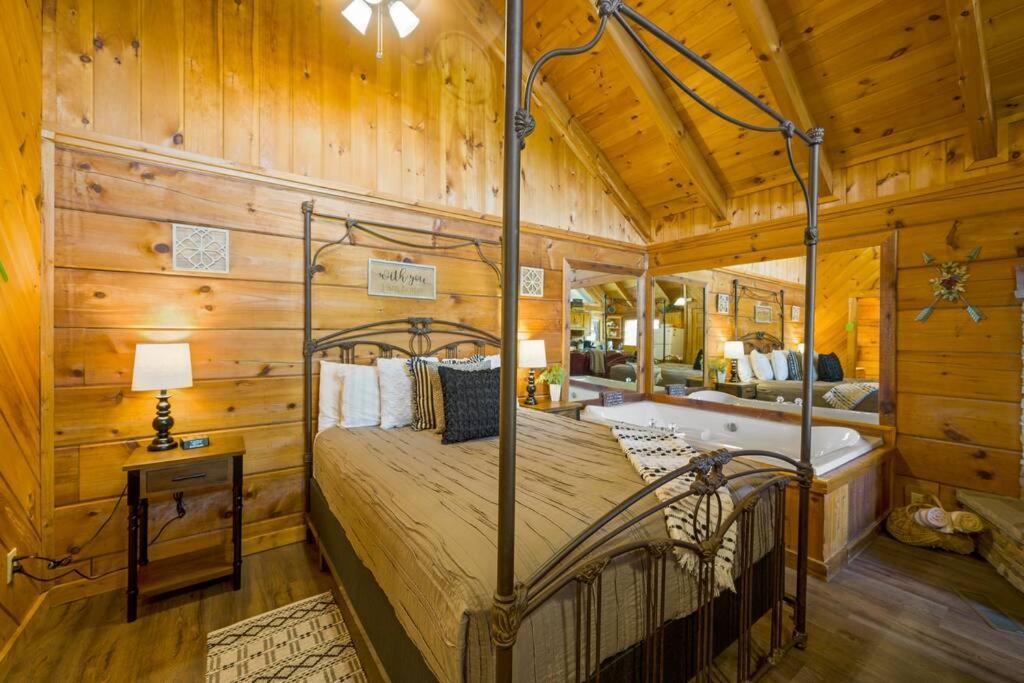 Cozy Log In The Heart Of Pigeon Forge. Hot Tub. Honeymoon! Sleeps 2 Holiday home