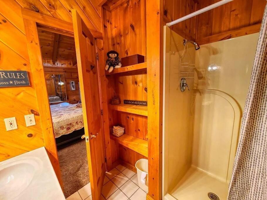 Holiday home Cozy Log In The Heart Of Pigeon Forge. Hot Tub. Honeymoon! Sleeps 2 Pigeon Forge