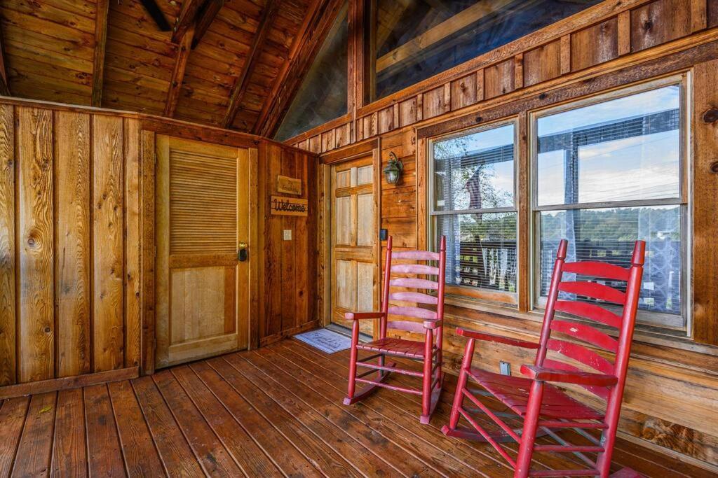 Holiday home Cozy Log In The Heart Of Pigeon Forge. Hot Tub. Honeymoon! Sleeps 2
