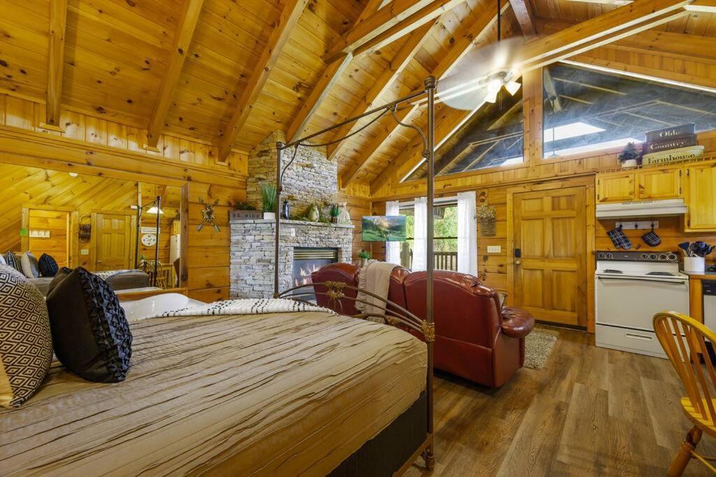 Cozy Log In The Heart Of Pigeon Forge. Hot Tub. Honeymoon! Sleeps 2 *
