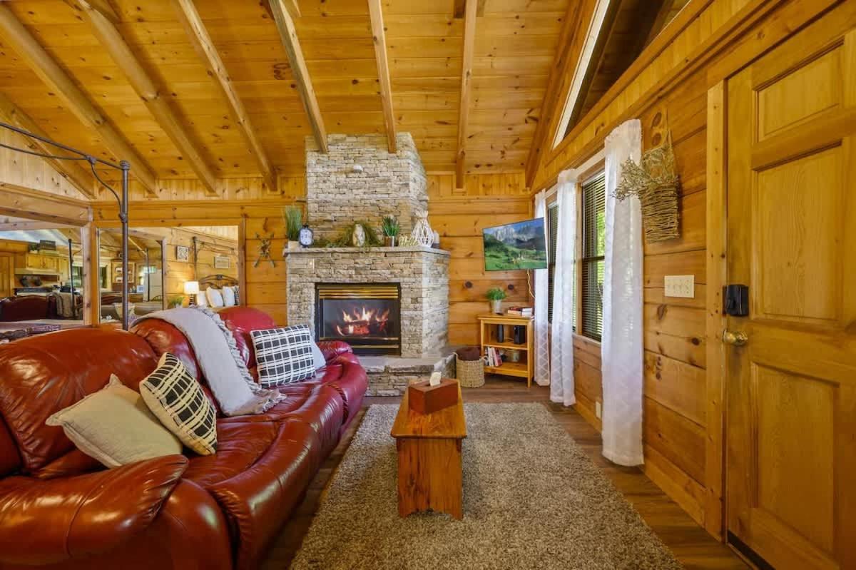 Cozy Log In The Heart Of Pigeon Forge. Hot Tub. Honeymoon! Sleeps 2 Casa vacanze Pigeon Forge