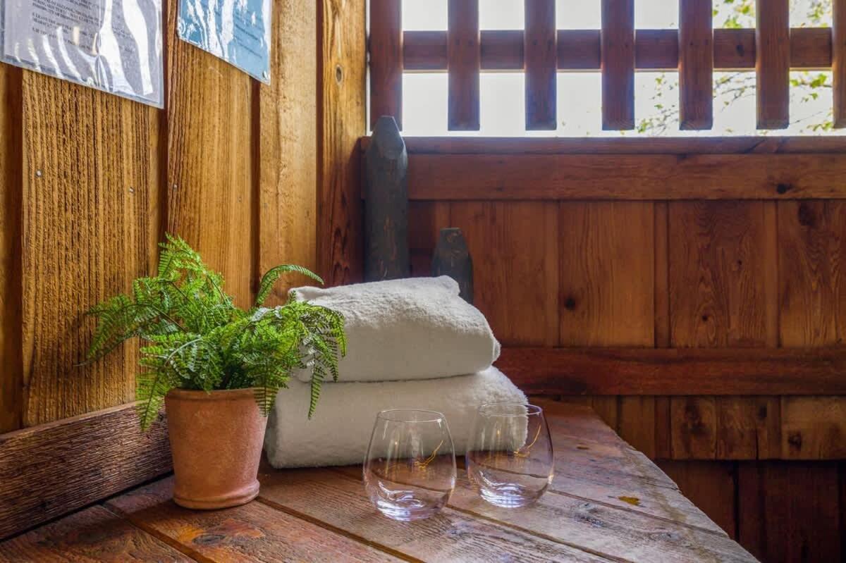 Cozy Log In The Heart Of Pigeon Forge. Hot Tub. Honeymoon! Sleeps 2 *