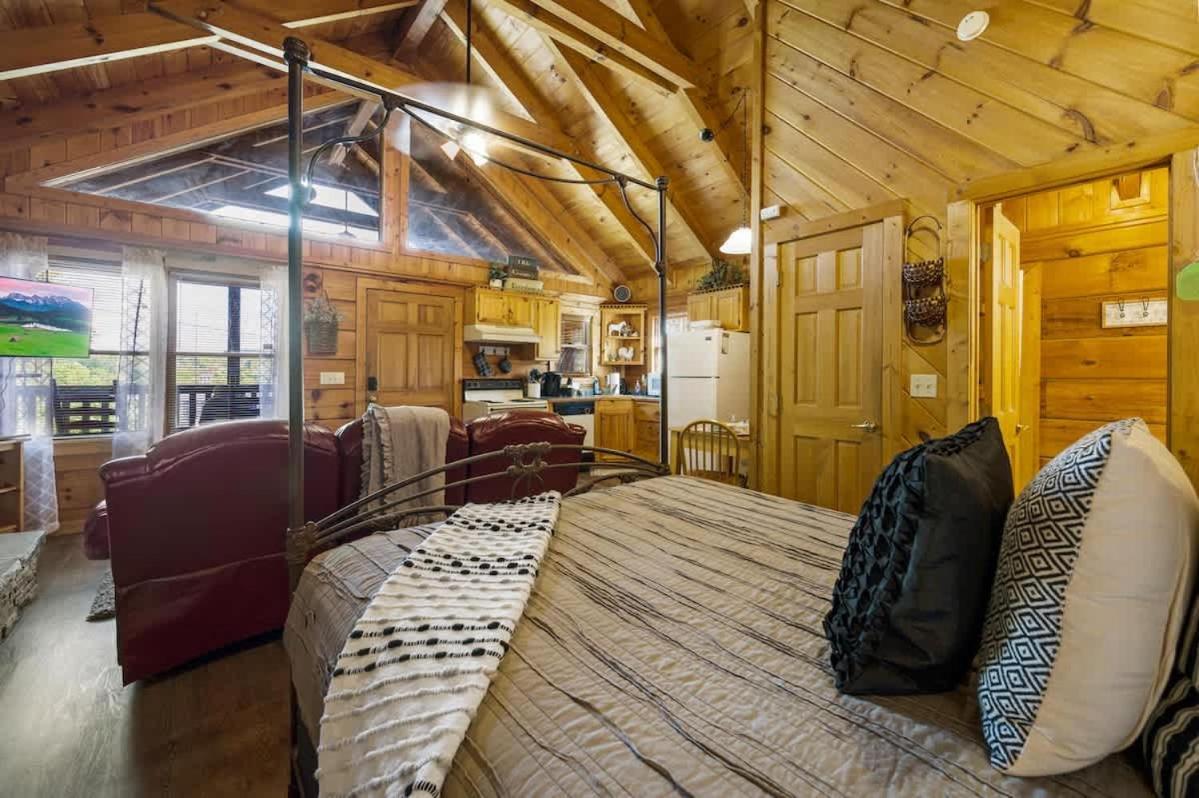 Cozy Log In The Heart Of Pigeon Forge. Hot Tub. Honeymoon! Sleeps 2 Pigeon Forge