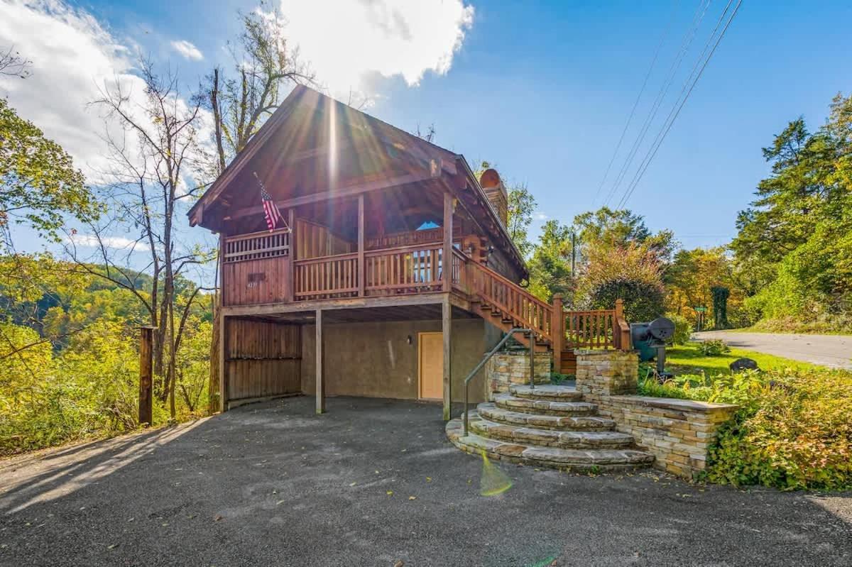 Cozy Log In The Heart Of Pigeon Forge. Hot Tub. Honeymoon! Sleeps 2 * Pigeon Forge