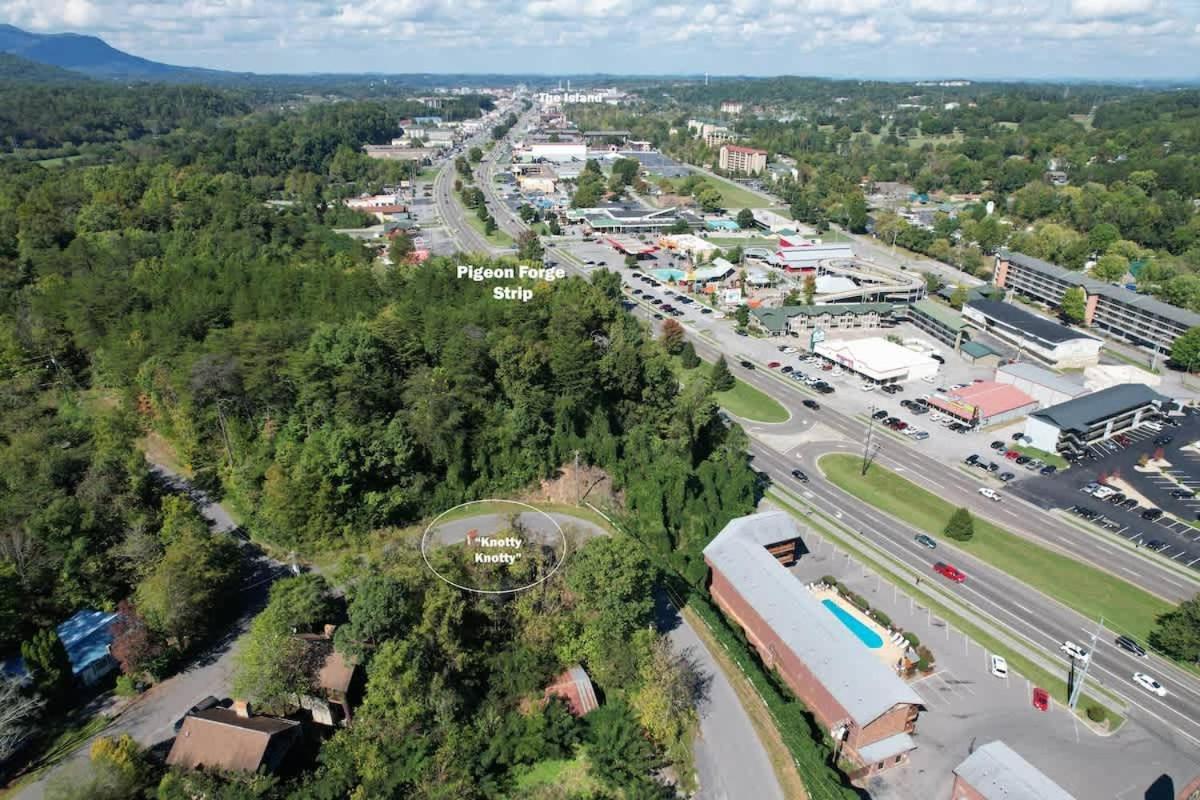 Cozy Log In The Heart Of Pigeon Forge. Hot Tub. Honeymoon! Sleeps 2