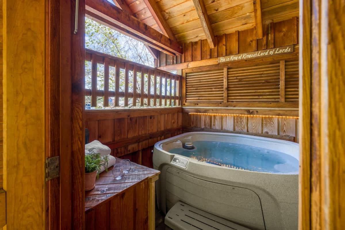 Cozy Log In The Heart Of Pigeon Forge. Hot Tub. Honeymoon! Sleeps 2 Holiday home