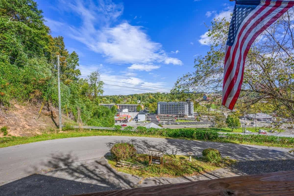 Cozy Log In The Heart Of Pigeon Forge. Hot Tub. Honeymoon! Sleeps 2 Holiday home *