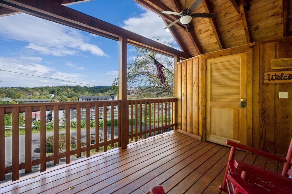 Casa vacanze Cozy Log In The Heart Of Pigeon Forge. Hot Tub. Honeymoon! Sleeps 2 *