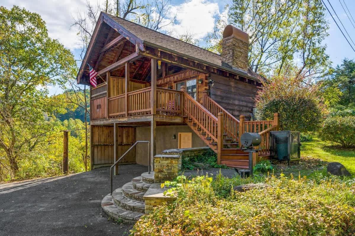 Cozy Log In The Heart Of Pigeon Forge. Hot Tub. Honeymoon! Sleeps 2 Holiday home Pigeon Forge