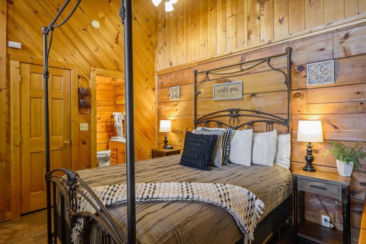 Cozy Log In The Heart Of Pigeon Forge. Hot Tub. Honeymoon! Sleeps 2 *