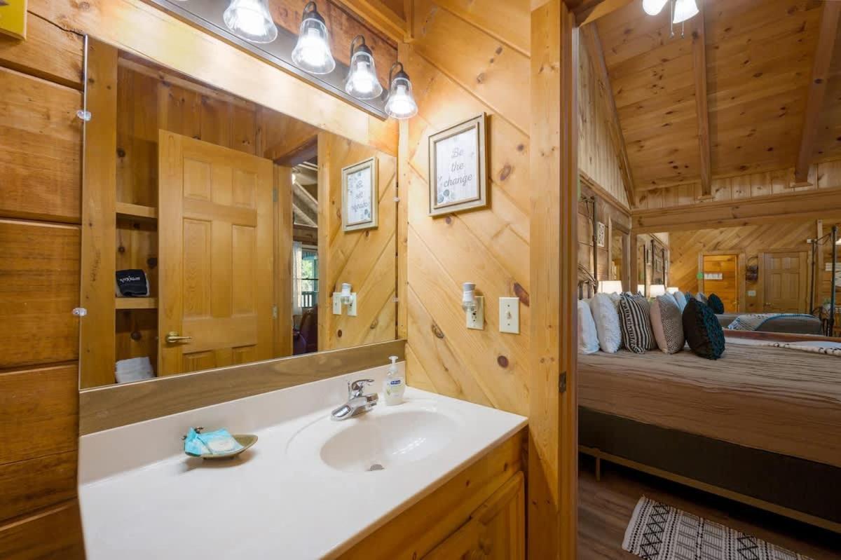 Cozy Log In The Heart Of Pigeon Forge. Hot Tub. Honeymoon! Sleeps 2 * Pigeon Forge