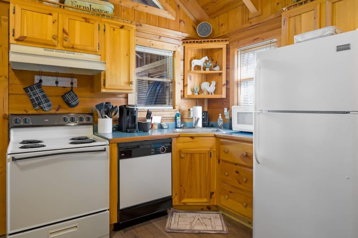 Cozy Log In The Heart Of Pigeon Forge. Hot Tub. Honeymoon! Sleeps 2
