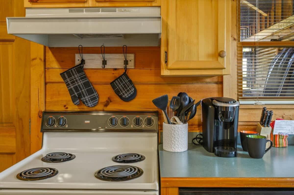 Cozy Log In The Heart Of Pigeon Forge. Hot Tub. Honeymoon! Sleeps 2 Casa vacanze *