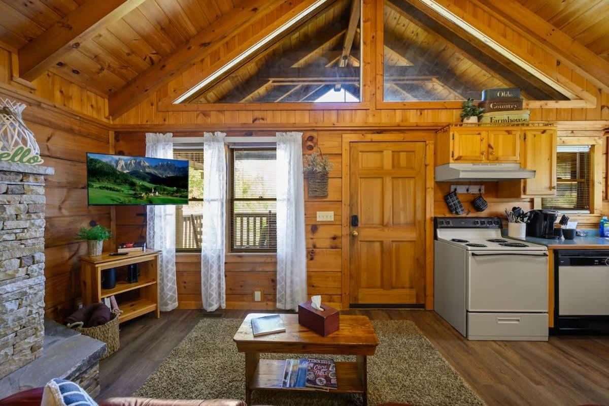 Holiday home Cozy Log In The Heart Of Pigeon Forge. Hot Tub. Honeymoon! Sleeps 2 *