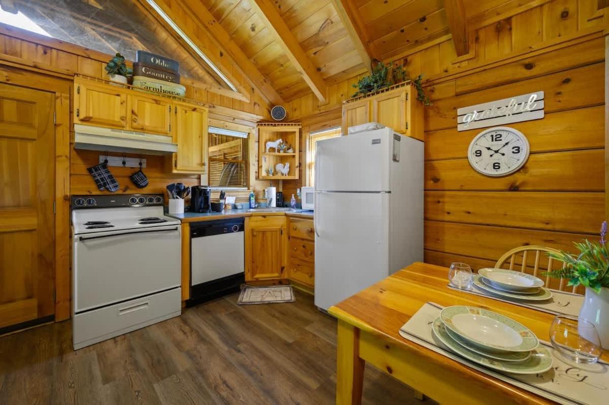 Casa vacanze Cozy Log In The Heart Of Pigeon Forge. Hot Tub. Honeymoon! Sleeps 2 Pigeon Forge