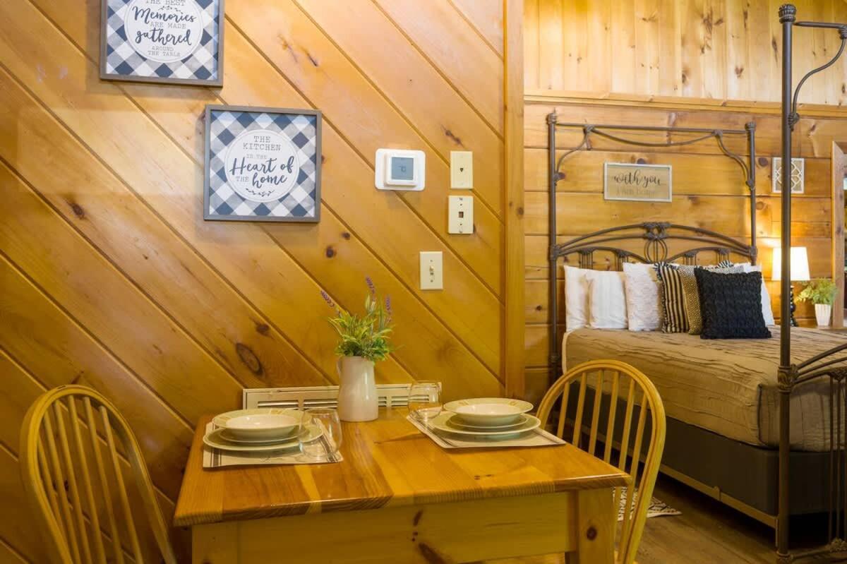 Cozy Log In The Heart Of Pigeon Forge. Hot Tub. Honeymoon! Sleeps 2 * Pigeon Forge