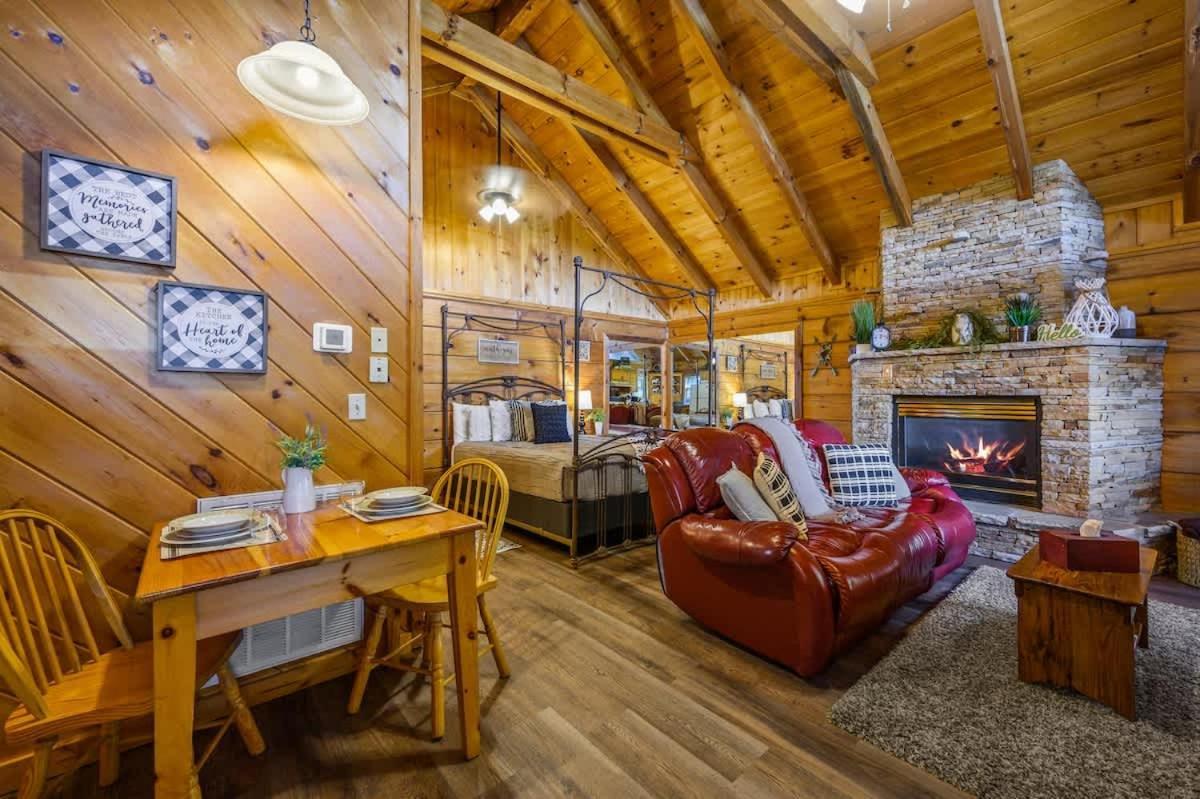 Cozy Log In The Heart Of Pigeon Forge. Hot Tub. Honeymoon! Sleeps 2