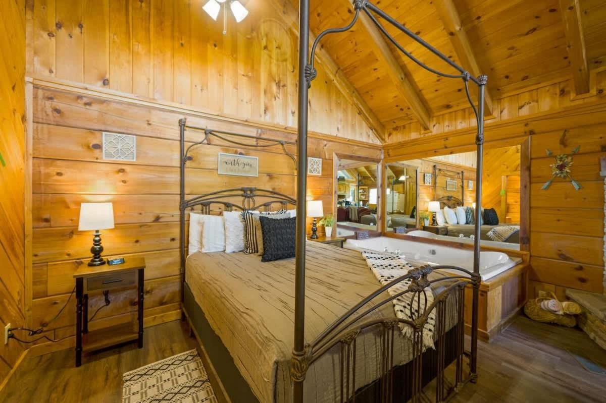 Cozy Log In The Heart Of Pigeon Forge. Hot Tub. Honeymoon! Sleeps 2 Casa vacanze