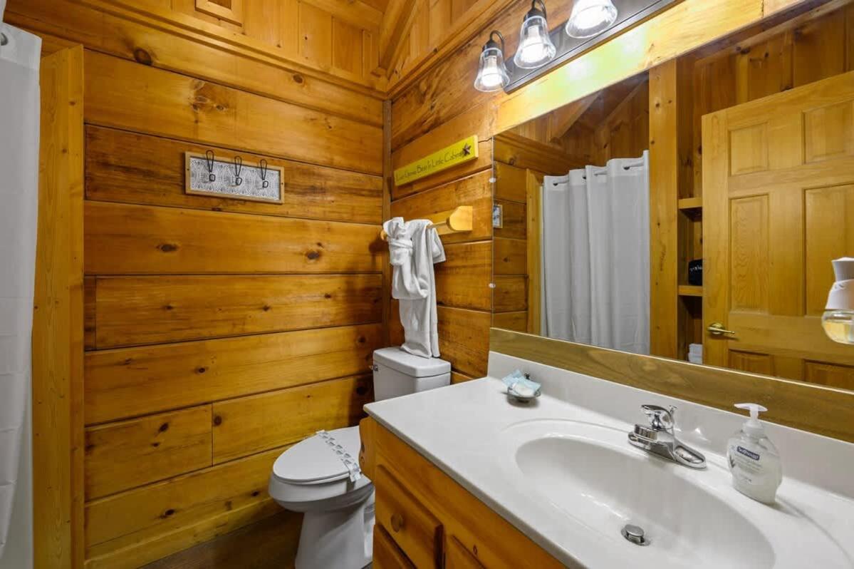 Holiday home Cozy Log In The Heart Of Pigeon Forge. Hot Tub. Honeymoon! Sleeps 2
