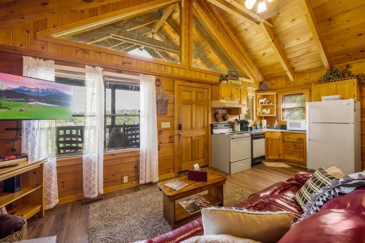 Cozy Log In The Heart Of Pigeon Forge. Hot Tub. Honeymoon! Sleeps 2 Holiday home *