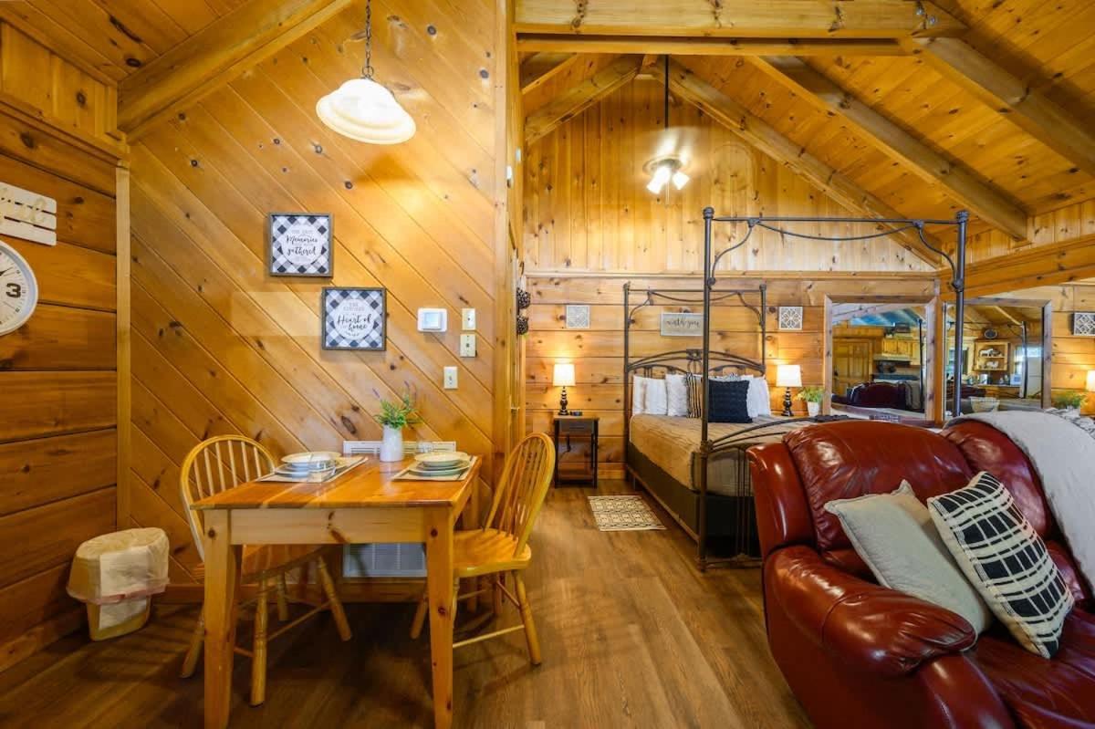 Holiday home Cozy Log In The Heart Of Pigeon Forge. Hot Tub. Honeymoon! Sleeps 2 Pigeon Forge