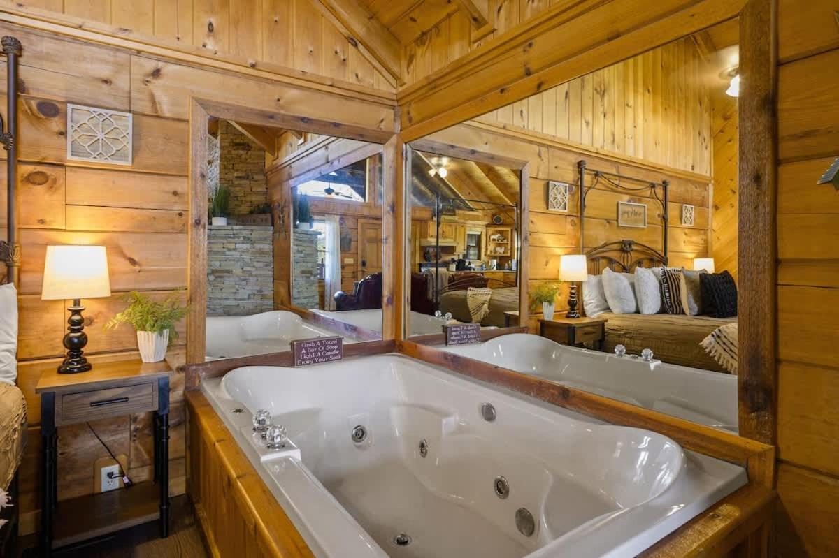 Cozy Log In The Heart Of Pigeon Forge. Hot Tub. Honeymoon! Sleeps 2 Pigeon Forge