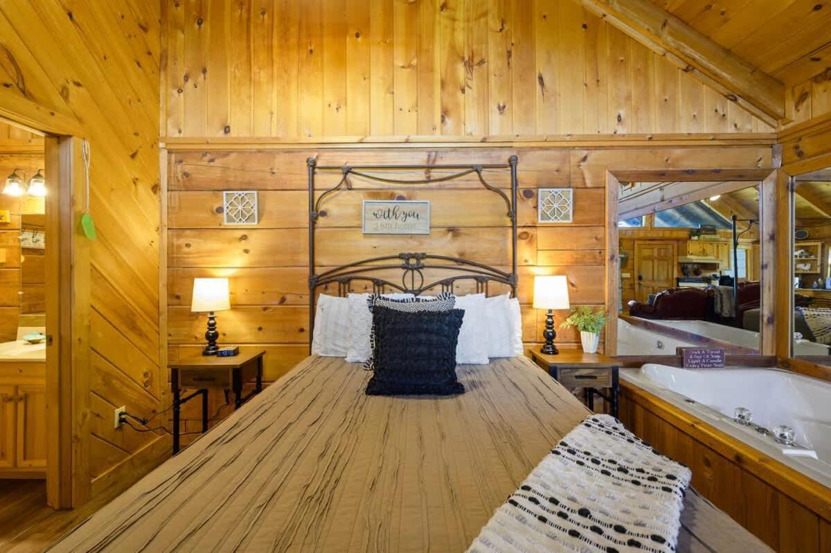 Cozy Log In The Heart Of Pigeon Forge. Hot Tub. Honeymoon! Sleeps 2 * Pigeon Forge