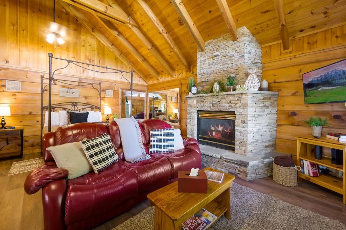 Cozy Log In The Heart Of Pigeon Forge. Hot Tub. Honeymoon! Sleeps 2 Holiday home