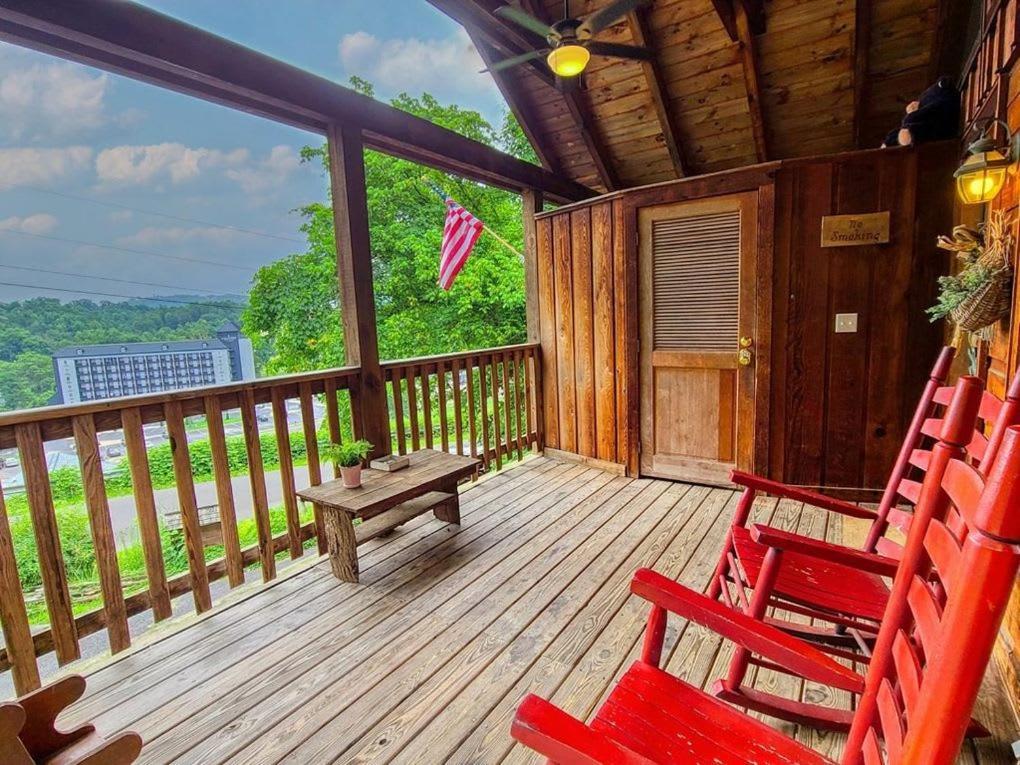 Holiday home Cozy Log In The Heart Of Pigeon Forge. Hot Tub. Honeymoon! Sleeps 2