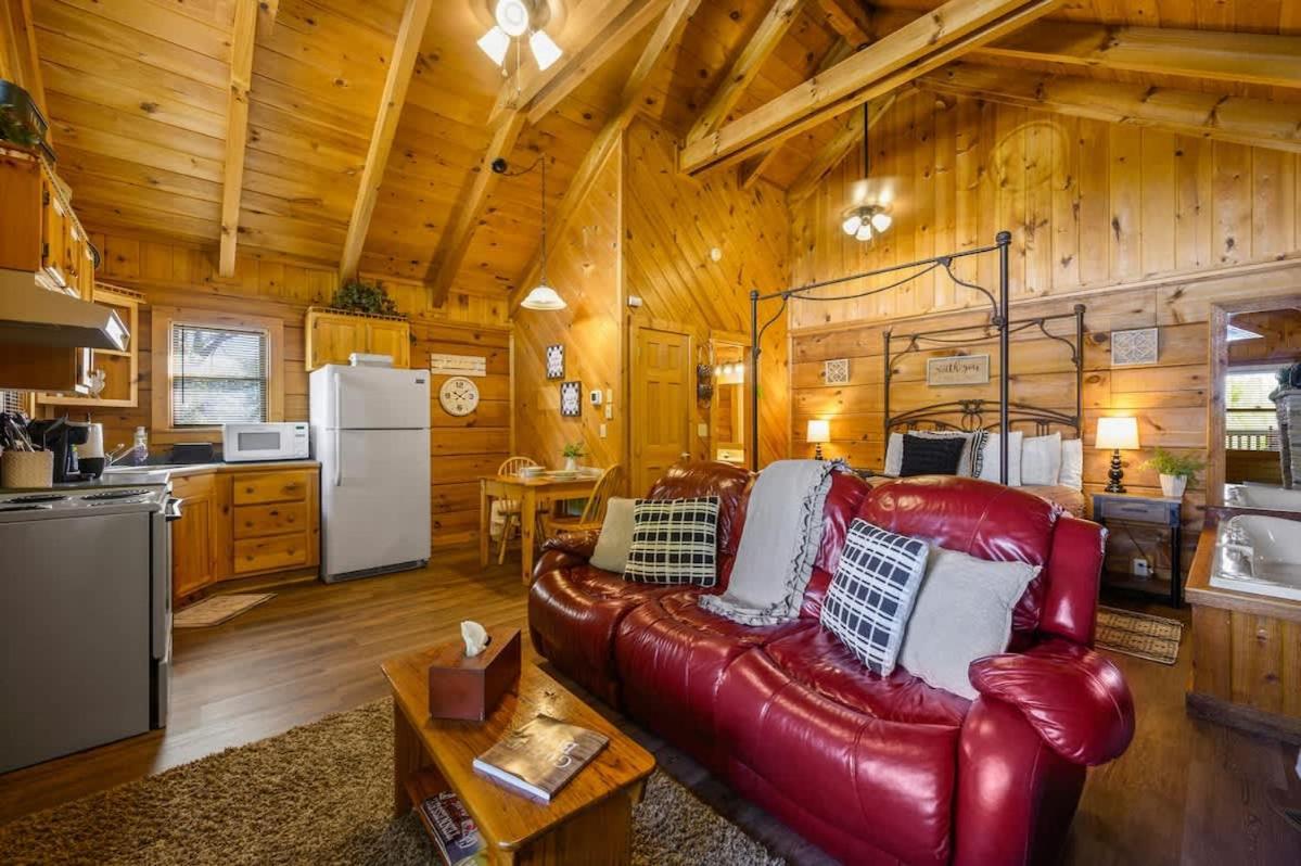 Cozy Log In The Heart Of Pigeon Forge. Hot Tub. Honeymoon! Sleeps 2 Casa vacanze *
