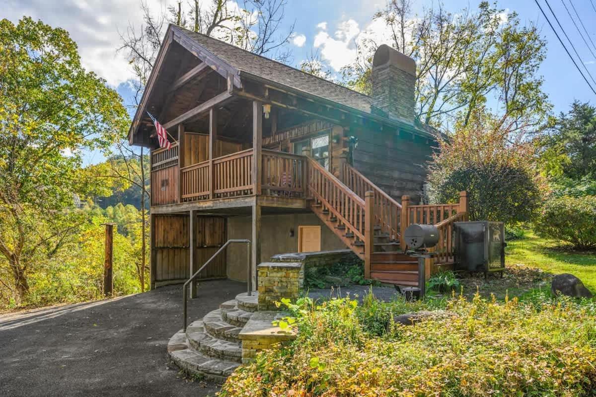 Holiday home Cozy Log In The Heart Of Pigeon Forge. Hot Tub. Honeymoon! Sleeps 2 Pigeon Forge